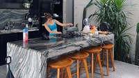 Saat liburan ke Bali, Zara juga membagikan momen serunya. Salah satu potretnya terlihat ketika Zara hendak memasak di dapur yang modern. Foto: Instagram/@zaraadhsty