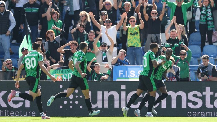 SASSUOLO, ITALY - SEPTEMBER 28: Ismael Kone of Sassuolo (R) celebrates scoring his teams second goal with teammates during the Serie A match between US Sassuolo Calcio and Udinese Calcio at Mapei Stadium Citta del Tricolore on September 28, 2025 in Reggio Emilia, Italy. (Photo by Timothy Rogers/Getty Images)