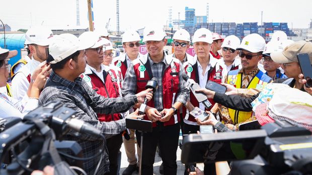 Menteri Koordinator Bidang Infrastruktur dan Pembangunan Kewilayahan, Agus Harimurti Yudhoyono (AHY), meninjau progres pembangunan Jalan Tol Harbour Road II yang membentang dari Ancol Timur hingga Pluit pada Jumat (26/9/2025). (Menko Bidang Infrastruktur dan Pembangunan Kewilayahan)