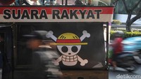 Bendera One Piece atau Jolly Roger milik Bajak Laut Topi Jerami (Straw Hat Pirates) turut mewarnai aksi. Bendera itu dimaknai sebagai lambang keinginan rakyat untuk mendapat kebebasan, juga sebagai bentuk perlawanan terhadap segala bentuk ketidakadilan. 