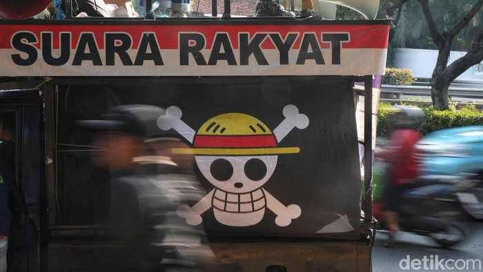 Sejumlah warga dari berbagai lapisan masyarakat ikut turun ke jalan dalam aksi Women’s March Jakarta 2025 di kawasan Jakarta, Minggu (28/9/2025).