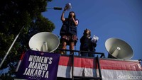 Dari atas kendaraan komando bertuliskan “Suara Rakyat”, orator menyampaikan pesan perjuangan. 