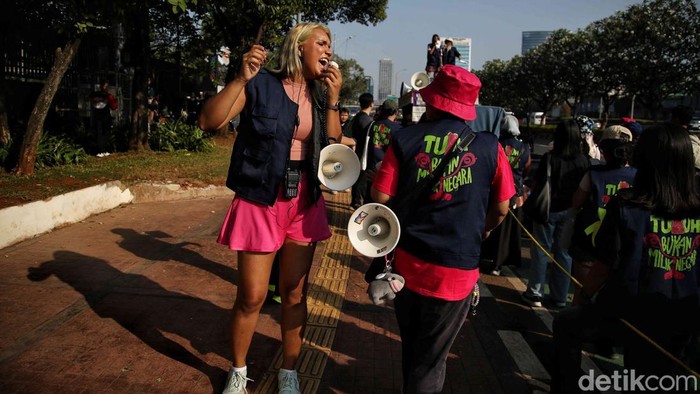 Aksi Womenβs March Jakarta Suarakan Kesetaraan dan Keadilan Sejumlah warga dari berbagai lapisan masyarakat ikut turun ke jalan dalam aksi Womenβs March Jakarta 2025 di kawasan Jakarta, Minggu (28/9/2025).