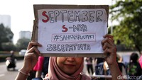 Peserta aksi membawa poster bertuliskan “September S-nya #SahkanRUUPPRT Secepatnya” menegaskan desakan agar negara hadir melindungi pekerja rumah tangga. 