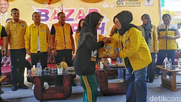 Anggota DPRD Jawa Barat Fraksi Golkar Sri Rahayu Agustina di HUT Golkar 61 Karawang Anggota DPRD Jawa Barat Fraksi Golkar Sri Rahayu Agustina di HUT Golkar 61 Karawang