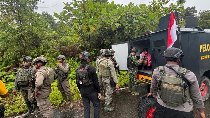Aparat TNI dan Polri mengevakuasi 4 pendulang emas yang selamat dari serangan KKB di Yahukimo.