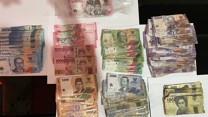 Barang bukti uang palsu yang diamankan polisi.