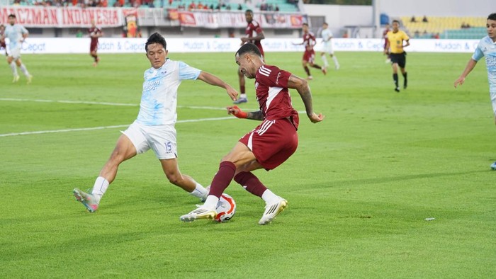 Bek PSM Makassar Victor Luiz berusaha melewati pemain PSIM Yogyakarta dalam duel di Stadion Gelora BJ Habibie.
