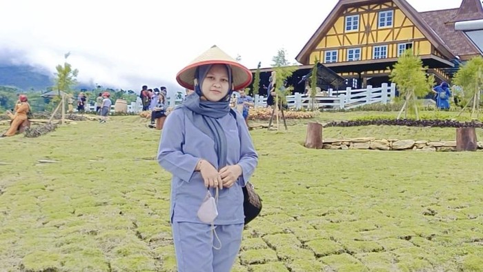 Bidan Devi saat menemani pasien mengantar ke rumah sakit di Kota Sampit. (Istimewa)