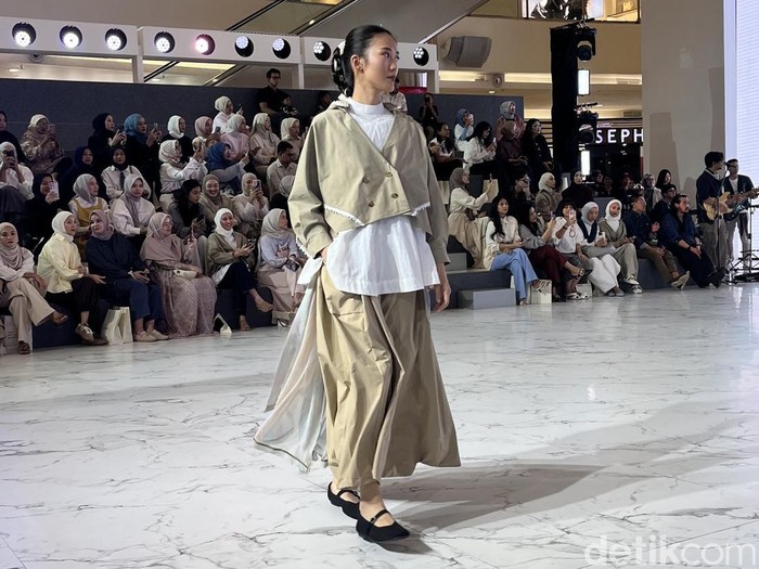 Brand hijab dan modest fashion, Kami. mempersembahkan koleksi terbaru bertajuk Katla di Senayan Fashion Nation.