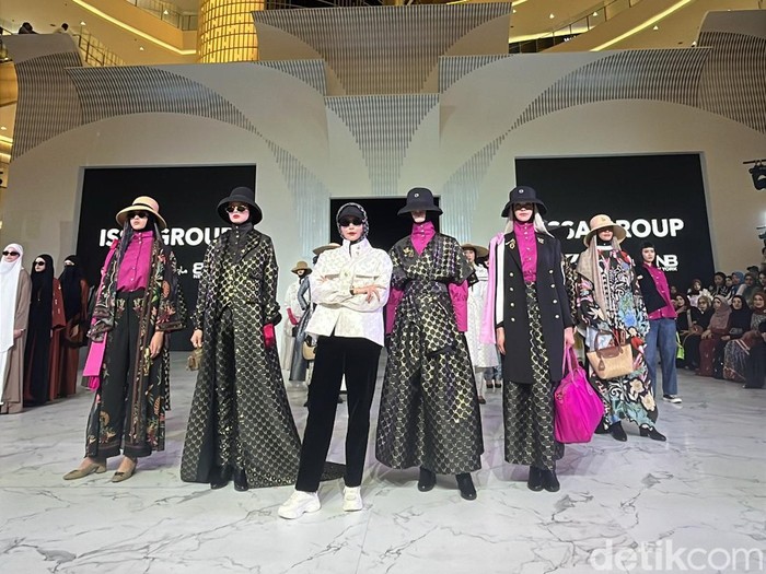 Brand naungan ISSA Group, Vivi Zubedi, BNB, & Mayyech konsisten tonjolkan monogram & monokrom bertajuk Synthesis di Senayan Fashion Nation.