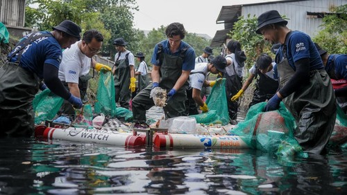 BRI Peduli dan Sungai Watch membersihkan Tukad Badung, Denpasar, Bali. Kegiatan tersebut digelar untuk memperingati Hari Sungai Sedunia.