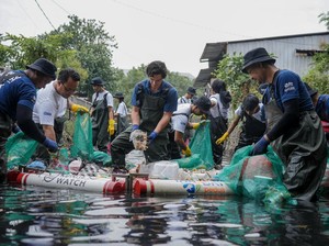 Peringati Hari Sungai Sedunia, BRI-Sungai Watch Bersihkan Tukad Badung