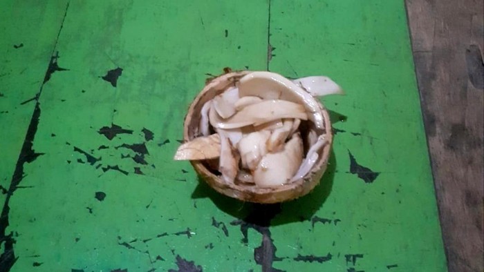 Camilan ewe deet di Kampung Adat Kuta.