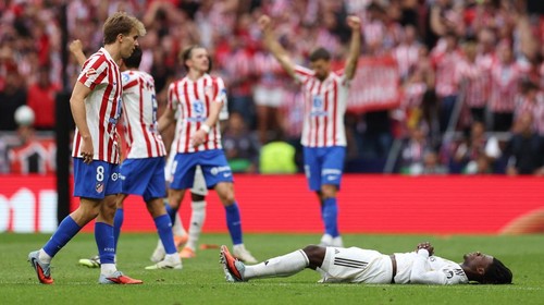 Soccer Football - LaLiga - Atletico Madrid v Real Madrid - Riyadh Air Metropolitano, Madrid, Spain - September 27, 2025 Real Madrids Eduardo Camavinga looks dejected after the match as Atletico Madrids Pablo Barrios looks on REUTERS/Violeta Santos Moura