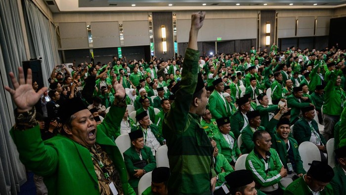 Sejumlah kader Partai Persatuan Pembangunan (PPP) bersitegang saat terjadi kericuhan usai pembukaan Muktamar ke-10 PPP di Jakarta, Sabtu (27/9/2025). Muktamar yang mengambil tema Transformasi PPP untuk Indonesia tersebut diselenggarakan pada 27-29 September 2025 dengan agenda utama pemilihan ketua umum baru periode 2025-2030. ANTARA FOTO/Putra M. Akbar/sgd