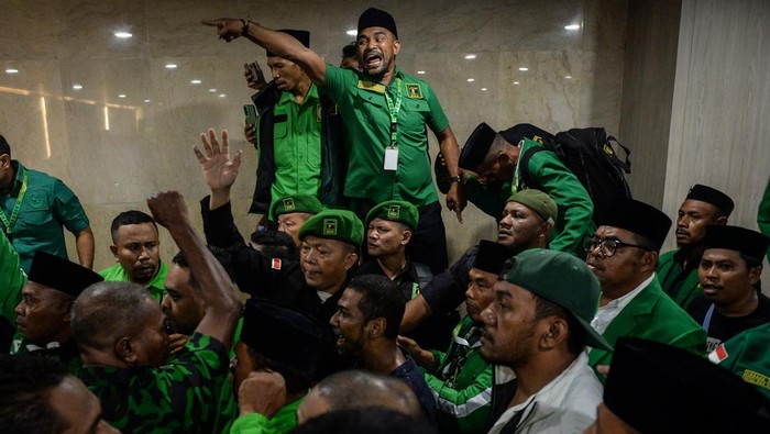Sejumlah kader Partai Persatuan Pembangunan (PPP) bersitegang saat terjadi kericuhan usai pembukaan Muktamar ke-10 PPP di Jakarta, Sabtu (27/9/2025). Muktamar yang mengambil tema Transformasi PPP untuk Indonesia tersebut diselenggarakan pada 27-29 September 2025 dengan agenda utama pemilihan ketua umum baru periode 2025-2030. ANTARA FOTO/Putra M. Akbar/sgd