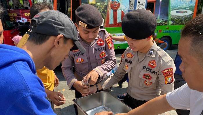 Direktorat Samapta Polda Metro Jaya membagikan sarapan gratis di CFD Bundaran HI. (dok.istimewa)