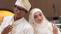Dzawin Nur dan Renny Rachmawaty kompak memakai busana berwarna putih saat menikah. (Foto: dok Instagram renneypaus)