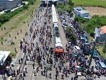 Antusiasme Warga Sambut Parade Kereta Penumpang di HUT ke-80 KAI