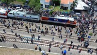 Ada 11 livery kereta penumpang periode 1980-2008 yang dipamerkan dalam rangkaian Kereta Luar Biasa (KLB) dalam Parade Kereta Penumpang: Livery Terbanyak dari Masa ke Masa yang digelar Daop 8 Surabaya di momen HUT ke-80 PT KAI. Yakni 6 livery kelas eksekutif, 2 livery kelas bisnis, dan 3 livery kelas ekonomi termasuk livery ikonik KA Argo Bromo Anggrek warna merah jambu yang melegenda di masanya. (Foto: Suparno/detikJatim)