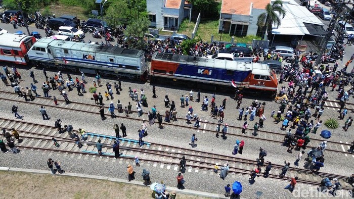 Euforia warga di Stasiun Tulangan menyaksikan 'Parade Kereta Penumpang: Livery Terbanyak dari Masa ke Masa yang digelar Daop 8 Surabaya di HUT ke-80 PT KAI.