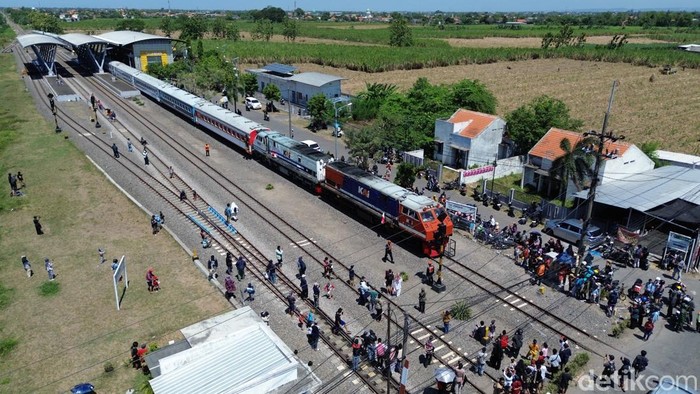 Euforia warga di Stasiun Tulangan menyaksikan 'Parade Kereta Penumpang: Livery Terbanyak dari Masa ke Masa yang digelar Daop 8 Surabaya di HUT ke-80 PT KAI.