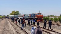 Masyarakat menyambut antusias Parade Kereta Penumpang: Livery Terbanyak dari Masa ke Masa di HUT ke-80 PT KAI. Parade bersejarah ini dimulai dari Stasiun Surabaya Gubeng menuju Sidoarjo, Tulangan, Tarik, Mojokerto, lalu kembali melewati Tarik dan Sepanjang sebelum berakhir di Surabaya Gubeng. (Foto: Suparno/detikJatim)