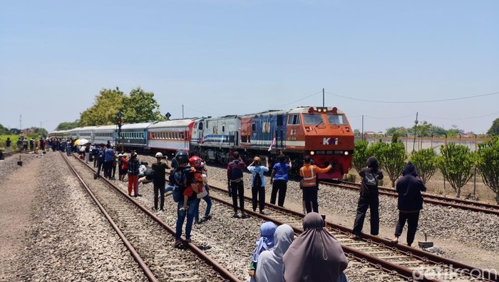 Euforia warga di Stasiun Tulangan menyaksikan 'Parade Kereta Penumpang: Livery Terbanyak dari Masa ke Masa yang digelar Daop 8 Surabaya di HUT ke-80 PT KAI.