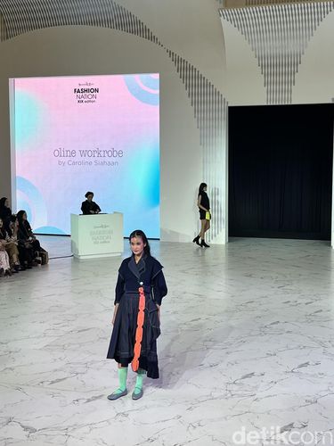 Brand Oline Workrobe bersama Motorola persembahkan koleksi terbaru dalam warna pantone di Senayan Fashion Nation XIX edition (27/9/2025) di Senayan City.