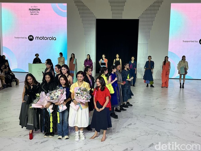 Brand Oline Workrobe bersama Motorola persembahkan koleksi terbaru dalam warna pantone di Senayan Fashion Nation XIX edition (27/9/2025) di Senayan City.