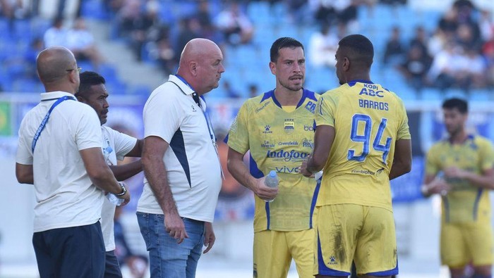 Gelandang Persib Thom Haye (tengah)