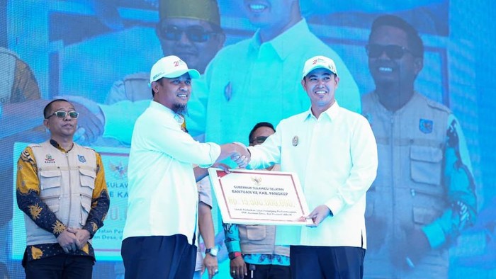Gubernur Sulsel Andi Sudirman Sulaiman menyerahkan bantuan Rp 15 miliar kepada Pemkab Pangkep.