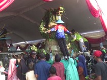 Ratusan Warga di Lumajang Berebut 11 Gununan Makanan dan Hasil Bumi