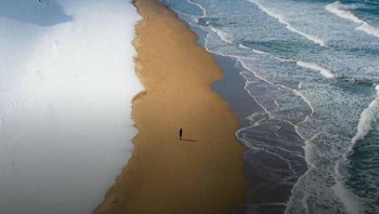 Fenomena alam yang menakjubkan dapat disaksikan di Geopark Sanin Kaigan Jepang, tempat salju bertemu pasir dan laut. Perpaduan langka pantai bersalju ini menawarkan pemandangan surealis dan mengesankan. Foto: The Weird Unknown