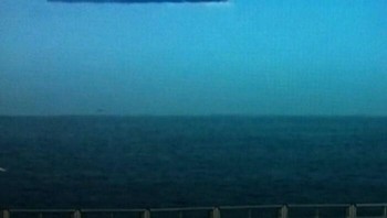 Ilusi optik yang membingungkan membuat kapal-kapal tampak melayang di atas lautan atau berputar menjadi bentuk-bentuk yang mengerikan. Foto: The Weird Unknown