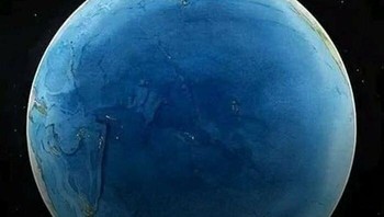 Samudra Pasifik adalah perairan terbesar di Bumi, membentang kira-kira sepertiga permukaan Bumi. Namun bagian Bumi yang ini jarang diperlihatkan. Kita lebih sering melihat gambaran Bumi yang berfokus pada sisi Atlantik, tempat benua-benua besar dan pusat-pusat populasi berada. Foto: The Weird Unknown