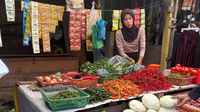 Harga cabai merah di Pasar OPI Palembang mengalami penurunan.