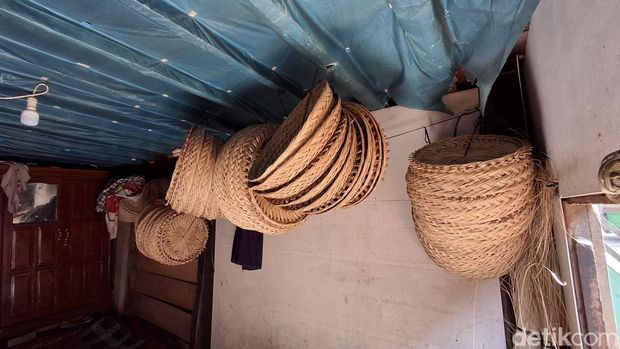 Hasil kerajinan tangan buatan warga di Kampung Anyaman Palembang