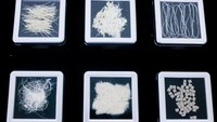 Berbagai jenis serat dan material yang terbuat dari batang semu pisang. Dulu dikenal sebagai “kerajaan pisang,” kini Taiwan kembali mengangkat pisang sebagai kebanggaan lewat inovasi tekstil. Foto: REUTERS/Ann Wang