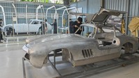 Proses produksi replika mobil klasik Tuksedo Studio yang dihargai Rp2 miliar hingga Rp5 miliar per unit berlangsung teliti dan presisi. Foto: ANTARA FOTO/Fikri Yusuf