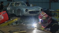 Pekerja melakukan proses produksi replika mobil klasik di studio perakitan di Gianyar, Bali. Foto: ANTARA FOTO/Fikri Yusuf