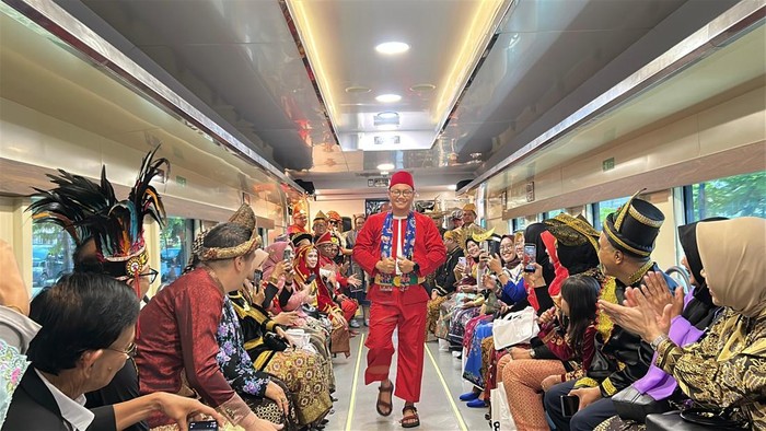 KAI Daop 8 Sabet Rekor MURI Parade Kereta dan Fashion Show di Kereta