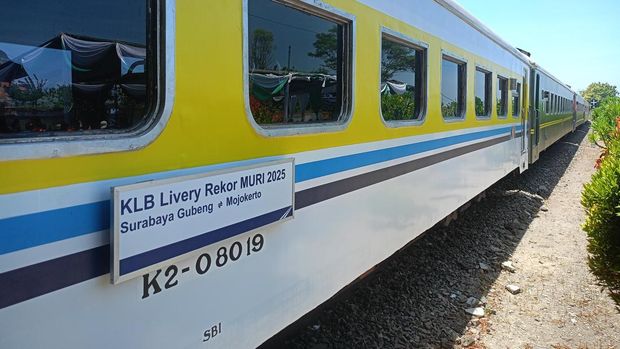 KAI Daop 8 Sabet Rekor MURI Parade Kereta dan Fashion Show di Kereta