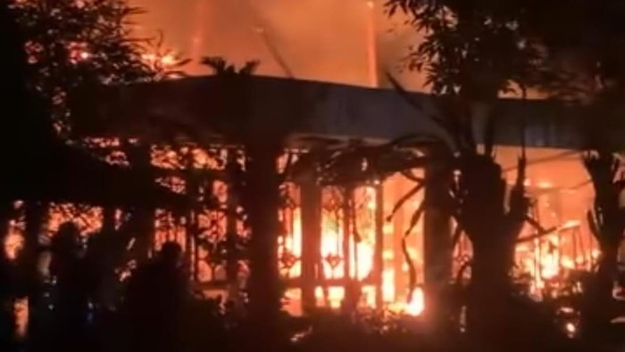Kebakaran rumah petani yang menghanguskan ratusan kilogram sembako di Desa Wedoro, Kecamatan Penawangan, Kabupaten Grobogan pada Sabtu (27/9/2025) malam.