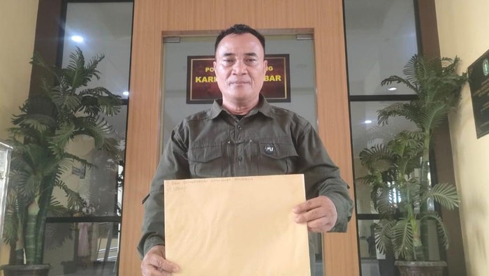 Ketua Ormas MMKB Iyen Bagago menerima SPDP dan SP2HP. (Dokumentasi MMKB)