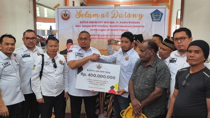 Ketua Umum DPP Ikatan Keluarga Minang (IKM) Andre Rosiade memberikan bantuan kepada perantau Minang yang menjadi korban kericuhan di Yalimo