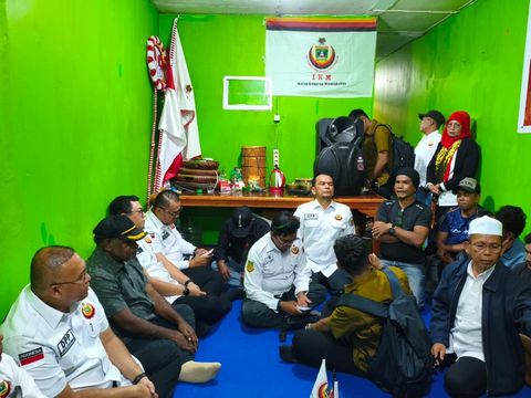 Ketua Umum DPP Ikatan Keluarga Minang (IKM) Andre Rosiade mendatangi pengungsi perantau Minang