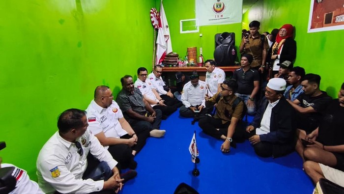 Ketua Umum DPP Ikatan Keluarga Minang (IKM) Andre Rosiade menemui para perantau asal Minang di pengungsian Distrik Wamena, Jayawijaya, Papua Pegunungan.