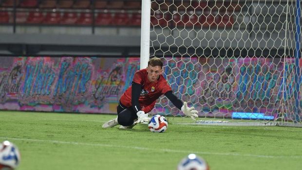 Kiper Persib Bandung  Adam Przybek